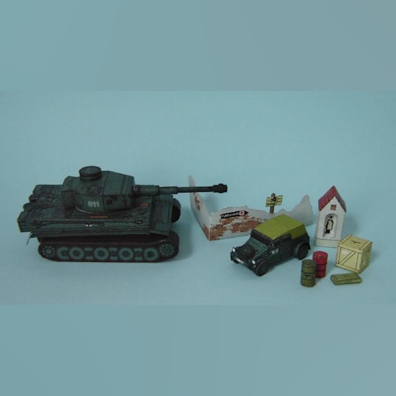 Танк Тигр и военный автомобиль Volkswagen Тур 82 (Kubelwagen)